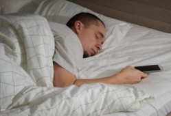 晚上睡觉常常把手机放在床头辐射强、会变笨