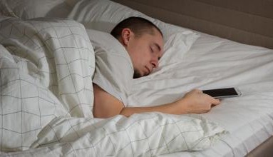 晚上睡觉常常把手机放在床头辐射强、会变笨